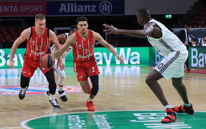 11.12.2020, EuroLeague, FC Bayern Basketball vs Villeurbanne, Audi Dome, im Bild: Leon Radosevic (FCB Basketball) und Zan Mark Sisko (FCB Basketball) vs Moustapha Fall (Villeurbanne)