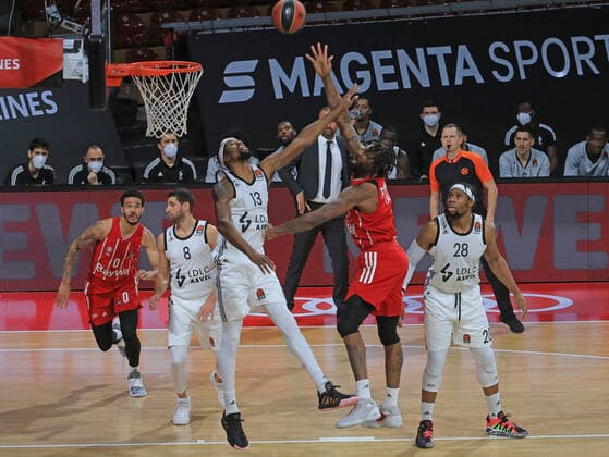 11.12.2020, EuroLeague, FC Bayern Basketball vs Villeurbanne, Audi Dome, im Bild: Nick Weiler-Babi (FCB Basketball), Antoine Diot (Villeurbanne), Kevarrius Hayes (Villeurbanne), Jalen Reynolds (FCB Basketball), Guerschon Yabusele (Villeurbanne)