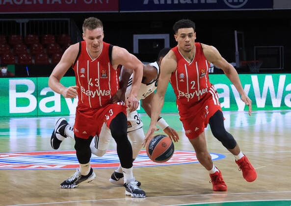 11.12.2020, EuroLeague, FC Bayern Basketball vs Villeurbanne, Audi Dome, im Bild: Leon Radosevic (FCB Basketball) und Zan Mark Sisko (FCB Basketball) vorbei an Norris Cole (Villeurbanne)