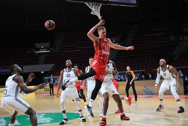 11.12.2020, EuroLeague, FC Bayern Basketball vs Villeurbanne, Audi Dome, im Bild: Charles Kahudi (Villeurbanne),, Norris Cole (Villeurbanne), Leon Radosevic (FCB Basketball), Moustapha Fall (Villeurbanne) und Guerschon Yabusele (Villeurbanne)