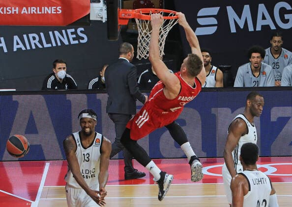 Sport Bilder des Tages 11.12.2020, EuroLeague, FC Bayern Basketball vs Villeurbanne, Audi Dome, im Bild: Kevarrius Hayes (Villeurbanne), Leon Radosevic (FCB Basketball) am Korb