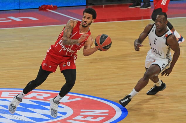 11.12.2020, EuroLeague, FC Bayern Basketball vs Villeurbanne, Audi Dome, im Bild: Nick Weiler-Babi (FCB Basketball) vs Charles Kahudi (Villeurbanne)
