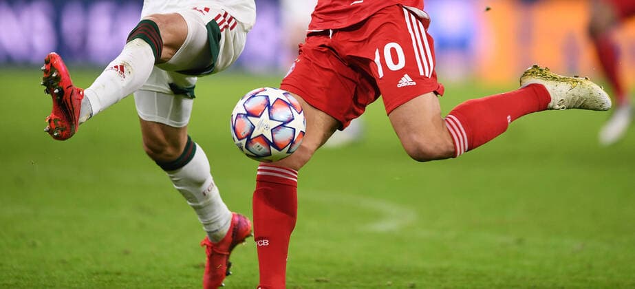 FUSSBALL CHAMPIONS LEAGUE SAISON 2020 2021 6. Spieltag 09.12.2020 FC Bayern Muenchen - Lokomotive Moskau Schmuckbild: Ball und Beine