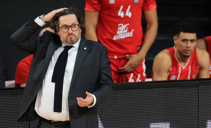 11.12.2020, EuroLeague, FC Bayern Basketball vs Villeurbanne, Audi Dome, im Bild: Trainer Andrea Trinchieri (FCB Basketball) und Wade Baldwin (FCB Basketball)