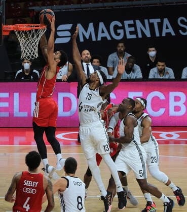 11.12.2020, EuroLeague, FC Bayern Basketball vs Villeurbanne, Audi Dome, im Bild: Dennis Seele (FCB Basketball). Antoine Diot (Villeurbanne), Nick Weiler-Babi (FCB Basketball), Kevarrius Hayes (Villeurbanne), Charles Gaudi (Villeurbanne), Guerschon Yabusele (Villeurbanne) und Jalen Reynolds (FCB Basketball)