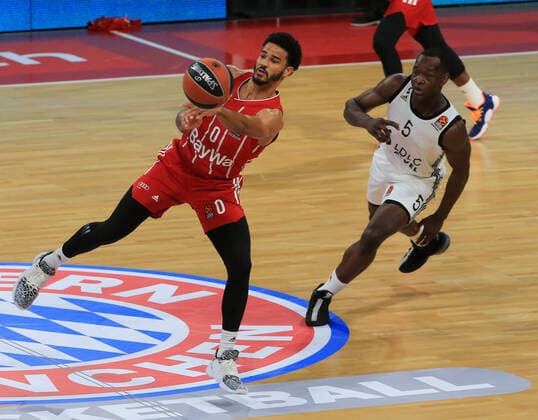 11.12.2020, EuroLeague, FC Bayern Basketball vs Villeurbanne, Audi Dome, im Bild: Nick Weiler-Babi (FCB Basketball) vs Charles Kahudi (Villeurbanne)