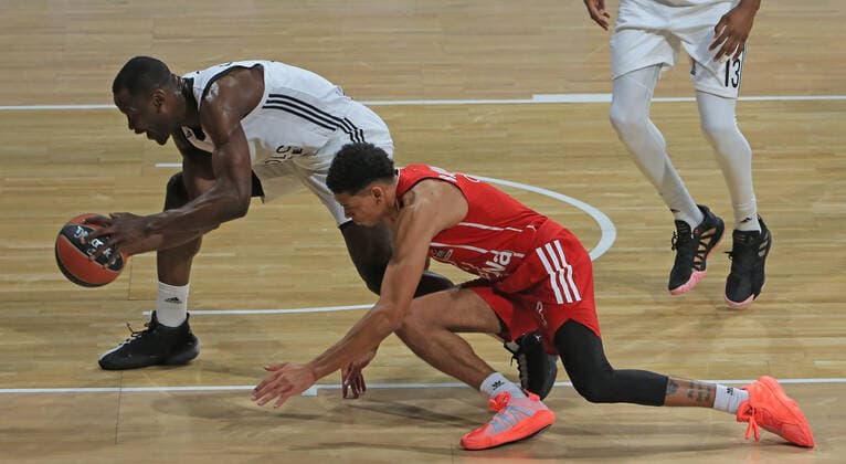 11.12.2020, EuroLeague, FC Bayern Basketball vs Villeurbanne, Audi Dome, im Bild: Charles Kahudi (Villeurbanne) vs Wade Baldwin (FCB Basketball)