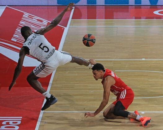11.12.2020, EuroLeague, FC Bayern Basketball vs Villeurbanne, Audi Dome, im Bild: Charles Kahudi (Villeurbanne) vs Wade Baldwin (FCB Basketball)