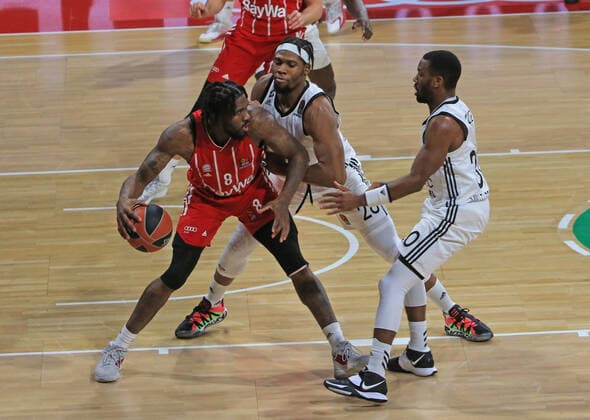 11.12.2020, EuroLeague, FC Bayern Basketball vs Villeurbanne, Audi Dome, im Bild: Jalen Reynolds (FCB Basketball) vs Guerschon Yabusele (Villeurbanne) und Norris Cole (Villeurbanne)