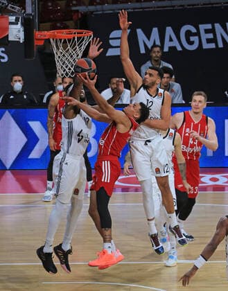 11.12.2020, EuroLeague, FC Bayern Basketball vs Villeurbanne, Audi Dome, im Bild: Kevarrius Hayes (Villeurbanne) und Amine Noua (Villeurbanne) vs Wade Baldwin (FCB Basketball) und Leon Radosevic (FCB Basketball)