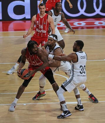 11.12.2020, EuroLeague, FC Bayern Basketball vs Villeurbanne, Audi Dome, im Bild: Antoine Diot (Villeurbanne) vs Guerschon Yabusele (Villeurbanne) und Norris Cole (Villeurbanne)