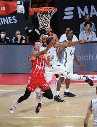 11.12.2020, EuroLeague, FC Bayern Basketball vs Villeurbanne, Audi Dome, im Bild: Zan Mark Sisko (FCB Basketball) voorbei an Guerschon Yabusele (Villeurbanne)
