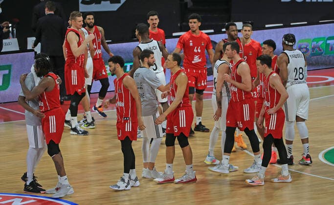 11.12.2020, EuroLeague, FC Bayern Basketball vs Villeurbanne, Audi Dome, im Bild: Abpfiff, beide Mannschaft bedanken sich nach dem Spiel