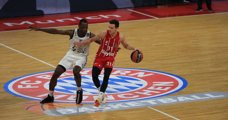 11.12.2020, EuroLeague, FC Bayern Basketball vs Villeurbanne, Audi Dome, im Bild: Charles Kahudi (Villeurbanne) vs Zan Mark Sisko (FCB Basketball)