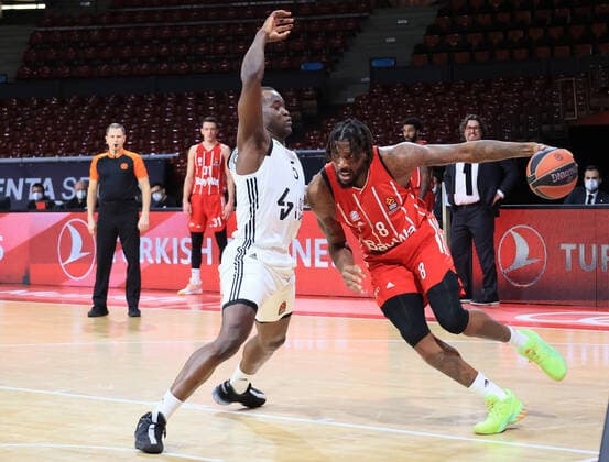 11.12.2020, EuroLeague, FC Bayern Basketball vs Villeurbanne, Audi Dome, im Bild: Charles Kahudi (Villeurbanne) vs Jalen Reynolds (FCB Basketball)