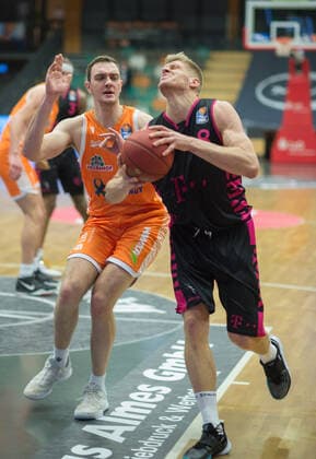 GER, Basketball, RASTA Vechta vs Telekom Baskets Bonn 11.12.2020, RASTA Dome, Vechta, GER, easy Credit-BBL, RASTA Vechta vs Telekom Baskets Bonn, im Bild Benjamin LISCHKA (Telekom Baskets Bonn 8 ) Philipp HERKENHOFF (Rasta Vechta 14 )