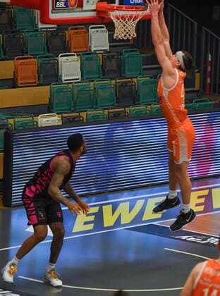 GER, Basketball, RASTA Vechta vs Telekom Baskets Bonn 11.12.2020, RASTA Dome, Vechta, GER, easy Credit-BBL, RASTA Vechta vs Telekom Baskets Bonn, im Bild zum Dunking Dennis CLIFFORD (Rasta Vechta 42 )