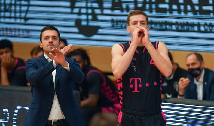 GER, Basketball, RASTA Vechta vs Telekom Baskets Bonn 11.12.2020, RASTA Dome, Vechta, GER, easy Credit-BBL, RASTA Vechta vs Telekom Baskets Bonn, im Bild Wechsel Igor JOVOVIC (Telekom Baskets Bonn Headcoach ) Strahinja MICOVIC (Telekom Baskets Bonn 4 )