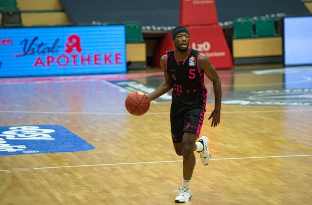 GER, Basketball, RASTA Vechta vs Telekom Baskets Bonn 11.12.2020, RASTA Dome, Vechta, GER, easy Credit-BBL, RASTA Vechta vs Telekom Baskets Bonn, im Bild Josh HAGINS (Telekom Baskets Bonn 5 ) Einzelaktion, Ganzkörper Ganzkoerper