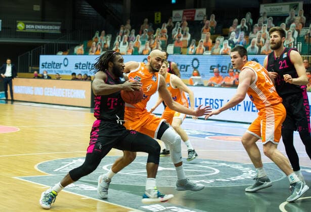 GER, Basketball, RASTA Vechta vs Telekom Baskets Bonn 11.12.2020, RASTA Dome, Vechta, GER, easy Credit-BBL, RASTA Vechta vs Telekom Baskets Bonn, im Bild zum Korb Xavier POLLARD (Telekom Baskets Bonn 2 ) Stefan PENO (Rasta Vechta 4 ) Will VORHEES (Rasta Vechta 41 ) Leon KRATZER (Telekom Baskets Bonn 21 )