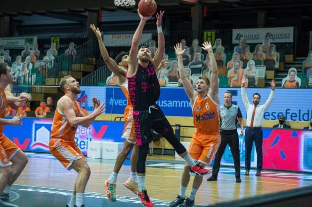 GER, Basketball, RASTA Vechta vs Telekom Baskets Bonn 11.12.2020, RASTA Dome, Vechta, GER, easy Credit-BBL, RASTA Vechta vs Telekom Baskets Bonn, im Bild Deividas GAILIUS (Telekom Baskets Bonn 13 ) Robin CHRISTEN (Rasta Vechta 33 ) Jordan BARNETT (Rasta Vechta 21 ) Tim HASBARGEN (Rasta Vechta 6 )