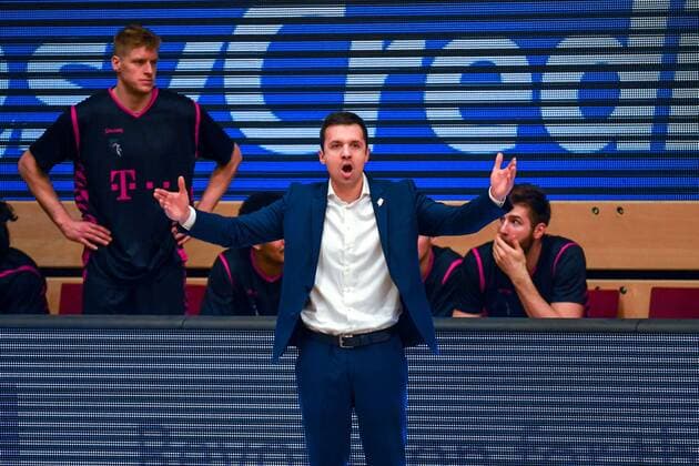 GER, Basketball, RASTA Vechta vs Telekom Baskets Bonn 11.12.2020, RASTA Dome, Vechta, GER, easy Credit-BBL, RASTA Vechta vs Telekom Baskets Bonn, im Bild erster Sieg Igor JOVOVIC (Telekom Baskets Bonn Headcoach )