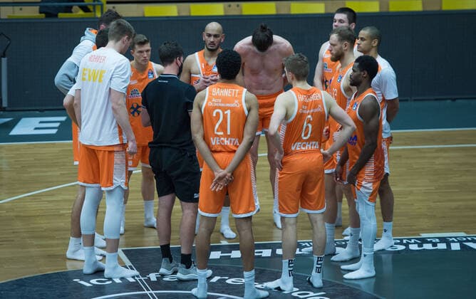 GER, Basketball, RASTA Vechta vs Telekom Baskets Bonn 11.12.2020, RASTA Dome, Vechta, GER, easy Credit-BBL, RASTA Vechta vs Telekom Baskets Bonn, im Bild nach der 6.ten Niederlage die RAST-Spieler RASTAVECHTA