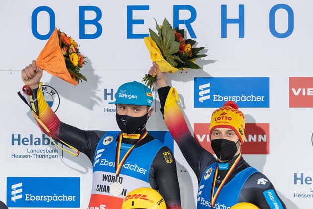 Bilder des Jahres 2020, Sport 12 Dezember Sport Themen der Woche KW50 Toni Eggert (GER, Deutschland) mit Sascha Benecken (GER, Deutschland); Sieger, Erstplatzierter, Goldmedaille, gold medal; Jubel, celebration; Siegerehrung, Award Ceremony, 12 12 2020, Oberhof (Deutschland), Eberspaecher Luge World Cup Oberhof *** Toni Eggert GER, Germany with Sascha Benecken GER, Germany winner, first place, gold medal, gold medal cheers, celebration award ceremony, Award Ceremony, 12 12 2020, Oberhof Germany , Eberspaecher Luge World Cup Oberhof xprx