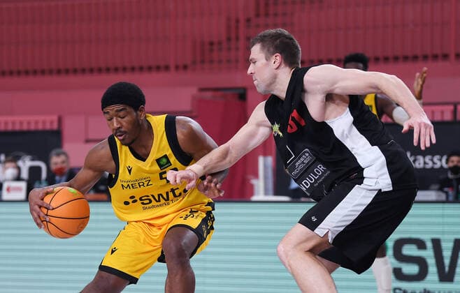 Basketball 2. Bundesliga 2020 2021 11. Spieltag 12.12.2020 Tigers Tuebingen - Artland Dragons Isaiah Crawley (li, Tigers) gegen Robert Oehle (re, Artland Dragons)