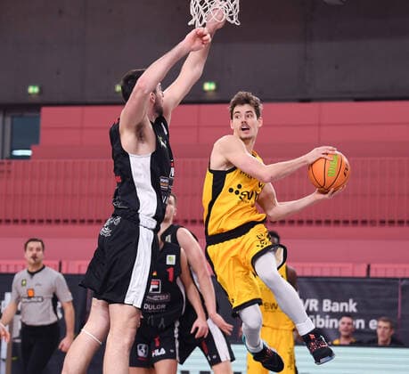 Basketball 2. Bundesliga 2020 2021 11. Spieltag 12.12.2020 Tigers Tuebingen - Artland Dragons Gianni Otto (re, Tigers) gegen Robert Marberry (li, Artland Dragons)
