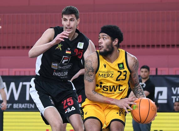 Basketball 2. Bundesliga 2020 2021 11. Spieltag 12.12.2020 Tigers Tuebingen - Artland Dragons Troy Simons (re, Tigers) gegen Jacob Knauf (li, Artland Dragons)