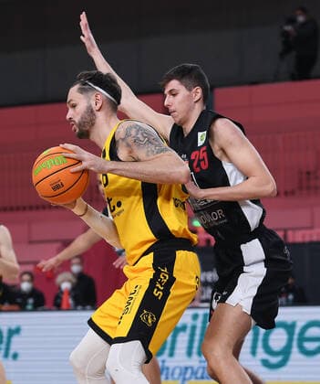 Basketball 2. Bundesliga 2020 2021 11. Spieltag 12.12.2020 Tigers Tuebingen - Artland Dragons Enosch Wolf (li, Tigers) gegen Jacob Knauf (re, Artland Dragons)