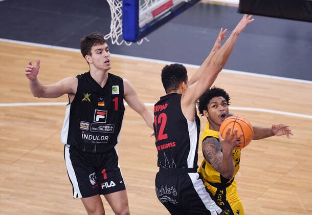 Basketball 2. Bundesliga 2020 2021 11. Spieltag 12.12.2020 Tigers Tuebingen - Artland Dragons Josh Sharkey (re, Tigers) gegen Leon Okpara (Mitte, Artland Dragons) und Zachary Ensminger (li, Artland Dragons)