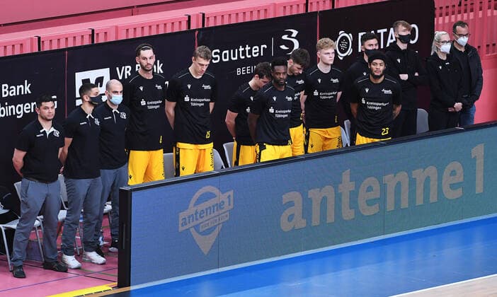Basketball 2. Bundesliga 2020 2021 11. Spieltag 12.12.2020 Tigers Tuebingen - Artland Dragons Die Tigers Bank bei der Gedenkminute fuer zwei verstorbene Tigers Fans vor dem Spiel; Trainer Daniel Jansson, Co Trainer Hussain Dasouki, Athletik-Trainer Martin Stroebele, Enosch Wolf, Jekabs Beck, Gianni Otto, Roland Nyama, Matti Sorgius, Timo Fischer, Troy Simons und Besnik Bekteshi (v.li.)