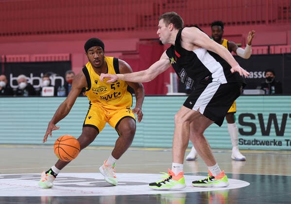 Basketball 2. Bundesliga 2020 2021 11. Spieltag 12.12.2020 Tigers Tuebingen - Artland Dragons Isaiah Crawley (li, Tigers) gegen Robert Oehle (re, Artland Dragons)