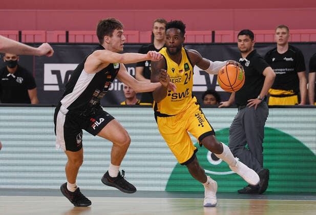 Basketball 2. Bundesliga 2020 2021 11. Spieltag 12.12.2020 Tigers Tuebingen - Artland Dragons Roland Nyama (re, Tigers) gegen Zachary Ensminger (li, Artland Dragons)
