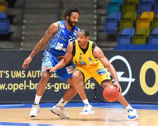 12.12.2020, xhbx, Basketball BBL Bundesliga, Frankfurt Skyliners - MHP Riesen Ludwigsburg emspor, v.l. Quantez Robertson (Fraport Skyliners Frankfurt), Tremmell Darden (MHP Riesen Ludwigsburg) (DFL DFB REGULATIONS PROHIBIT ANY USE OF PHOTOGRAPHS as IMAGE SEQUENCES and or QUASI-VIDEO) Frankfurt am Main