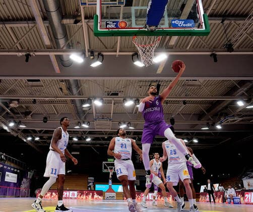 GSD zje123 Basketball Bundesliga Saison 2020 21 BG Göttingen - Syntainics MBC Göttingens Luke Nelson (am Ball) gegen MBC Quinton Hooker
