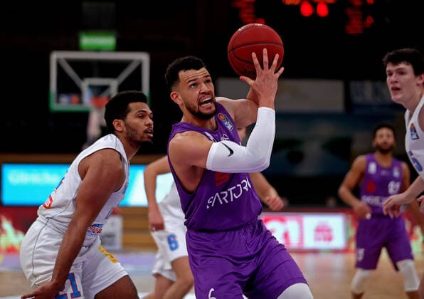 GSD zje123 Basketball Bundesliga Saison 2020 21 BG Göttingen - Syntainics MBC Göttingens Luke Nelson (am Ball) gegen MBC Quinton Hooker