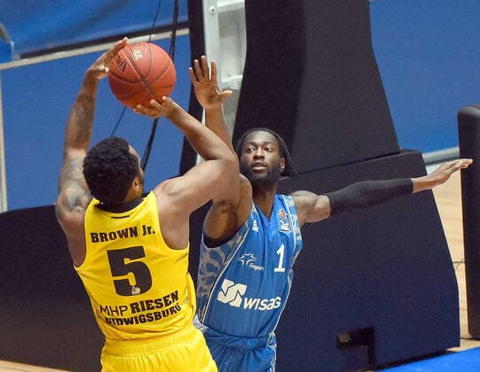 12.12.2020, xhbx, Basketball BBL Bundesliga, Frankfurt Skyliners - MHP Riesen Ludwigsburg emspor, v.l. Barry Brown Jr. (MHP Riesen Ludwigsburg), Matt Mobley (Fraport Skyliners Frankfurt) (DFL DFB REGULATIONS PROHIBIT ANY USE OF PHOTOGRAPHS as IMAGE SEQUENCES and or QUASI-VIDEO) Frankfurt am Main