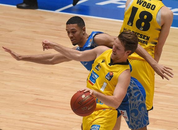 12.12.2020, xhbx, Basketball BBL Bundesliga, Frankfurt Skyliners - MHP Riesen Ludwigsburg emspor, v.l. Len Adam Schoormann (Fraport Skyliners Frankfurt), Jordan Hulls (MHP Riesen Ludwigsburg) (DFL DFB REGULATIONS PROHIBIT ANY USE OF PHOTOGRAPHS as IMAGE SEQUENCES and or QUASI-VIDEO) Frankfurt am Main