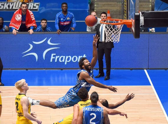 12.12.2020, xhbx, Basketball BBL Bundesliga, Frankfurt Skyliners - MHP Riesen Ludwigsburg emspor, v.l. Quantez Robertson (Fraport Skyliners Frankfurt) (DFL DFB REGULATIONS PROHIBIT ANY USE OF PHOTOGRAPHS as IMAGE SEQUENCES and or QUASI-VIDEO) Frankfurt am Main