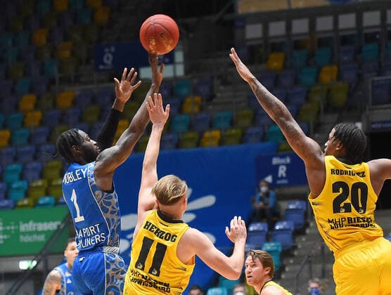 12.12.2020, xhbx, Basketball BBL Bundesliga, Frankfurt Skyliners - MHP Riesen Ludwigsburg emspor, v.l. Matt Mobley (Fraport Skyliners Frankfurt), Lukas Herzog (MHP Riesen Ludwigsburg), Desi Rodriquez (MHP Riesen Ludwigsburg) (DFL DFB REGULATIONS PROHIBIT ANY USE OF PHOTOGRAPHS as IMAGE SEQUENCES and or QUASI-VIDEO) Frankfurt am Main