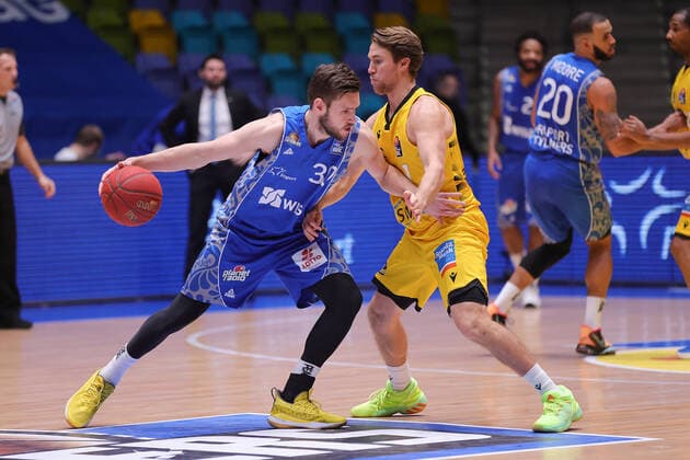 Fraport Skyliners - MHP RIESEN Ludwigsburg, easyCredit BBL Jon Axel Gudmundsson (Fraport Skyliners, 30) gegen Jordan Hulls (Ludwigsburg, 1). Basketball-Spiel der easyCredit BBL zwischen den Fraport Skyliners und den MHP RIESEN Ludwigsburg am 12. Dezember 2020 in der Fraport-Arena in Frankfurt am Main., Frankfurt am Main Hessen Deutschland Fraport-Arena
