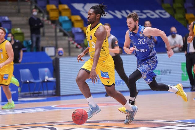 Fraport Skyliners - MHP RIESEN Ludwigsburg, easyCredit BBL Spielaufbau durch Jaleen Smith (Ludwigsburg, 3), der von Jon Axel Gudmundsson (Fraport Skyliners, 30) verfolgt wird. Basketball-Spiel der easyCredit BBL zwischen den Fraport Skyliners und den MHP RIESEN Ludwigsburg am 12. Dezember 2020 in der Fraport-Arena in Frankfurt am Main., Frankfurt am Main Hessen Deutschland Fraport-Arena