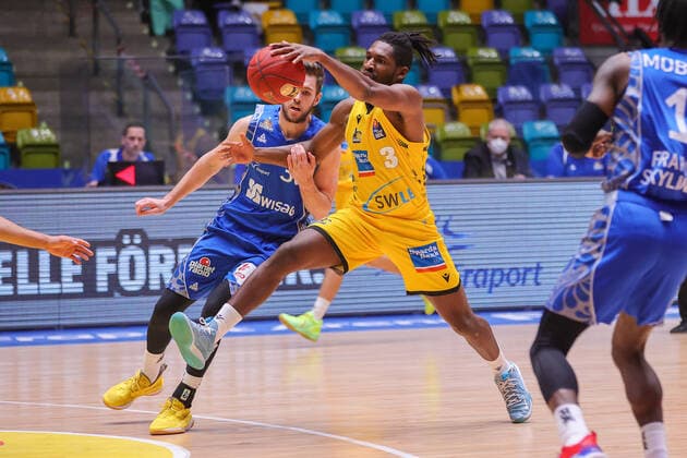 Fraport Skyliners - MHP RIESEN Ludwigsburg, easyCredit BBL Zweikampf zwischen Jaleen Smith (Ludwigsburg, 3) und Jon Axel Gudmundsson (Fraport Skyliners, 30). Basketball-Spiel der easyCredit BBL zwischen den Fraport Skyliners und den MHP RIESEN Ludwigsburg am 12. Dezember 2020 in der Fraport-Arena in Frankfurt am Main., Frankfurt am Main Hessen Deutschland Fraport-Arena
