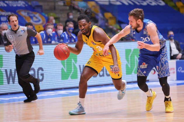 Fraport Skyliners - MHP RIESEN Ludwigsburg, easyCredit BBL Zweikampf zwischen Jaleen Smith (Ludwigsburg, 3) und Jon Axel Gudmundsson (Fraport Skyliners, 30). Basketball-Spiel der easyCredit BBL zwischen den Fraport Skyliners und den MHP RIESEN Ludwigsburg am 12. Dezember 2020 in der Fraport-Arena in Frankfurt am Main., Frankfurt am Main Hessen Deutschland Fraport-Arena