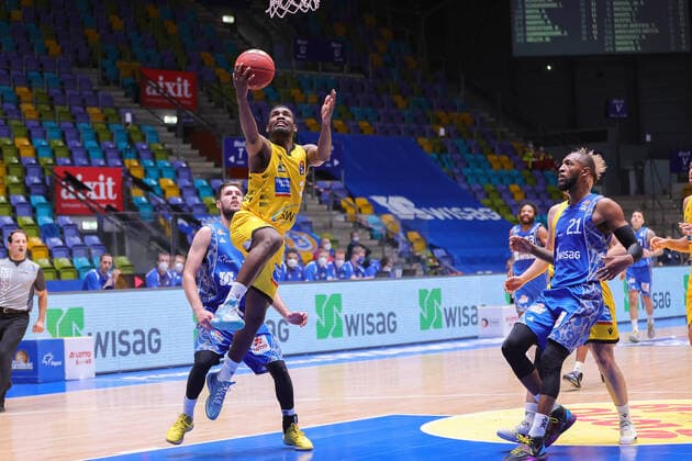 Fraport Skyliners - MHP RIESEN Ludwigsburg, easyCredit BBL Korbleger von Jaleen Smith (Ludwigsburg, 3) gegen Jon Axel Gudmundsson (Fraport Skyliners, 30) und Kamari Murphy (Fraport Skyliners, 21). Basketball-Spiel der easyCredit BBL zwischen den Fraport Skyliners und den MHP RIESEN Ludwigsburg am 12. Dezember 2020 in der Fraport-Arena in Frankfurt am Main., Frankfurt am Main Hessen Deutschland Fraport-Arena