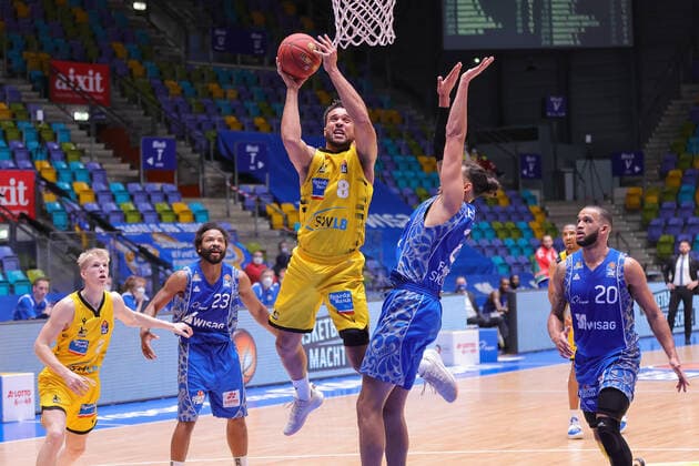 Fraport Skyliners - MHP RIESEN Ludwigsburg, easyCredit BBL Korbleger von Elias Harris (Ludwigsburg, 8) gegen Michael Kessens (Fraport Skyliners, 2). Basketball-Spiel der easyCredit BBL zwischen den Fraport Skyliners und den MHP RIESEN Ludwigsburg am 12. Dezember 2020 in der Fraport-Arena in Frankfurt am Main., Frankfurt am Main Hessen Deutschland Fraport-Arena