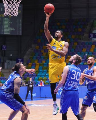 Fraport Skyliners - MHP RIESEN Ludwigsburg, easyCredit BBL Distanzwurf von Yorman Polas Bartolo (Ludwigsburg, 13) gegen Michael Kessens (Fraport Skyliners, 2) und Jon Axel Gudmundsson (Fraport Skyliners, 30). Basketball-Spiel der easyCredit BBL zwischen den Fraport Skyliners und den MHP RIESEN Ludwigsburg am 12. Dezember 2020 in der Fraport-Arena in Frankfurt am Main., Frankfurt am Main Hessen Deutschland Fraport-Arena